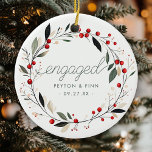 Modern första jultomte Angiven havandedräkt Julgransprydnad Keramik<br><div class="desc">Fira din första jul med denna söta,  moderna mistletokrans. Den här keramiska keepsakin ger dig en festlig charm till träd och ger en perfekt för paret att vara. Anpassa med din namn och bröllop-dejt för att göra det unikt för dig.</div>