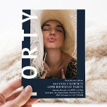 Modern FORTY Foto 40:e födelsedagsinbjudan Inbjudningar<br><div class="desc">Modern 40:e födelsedagsinbjudan - Design har en marin blå bakgrund som kan ändras till vilken färg som helst,  ett porträtt-foto,  texten "FORTY" i fet vitt teckensnitt och en elegant födelsedagsfest-mall som lätt kan vara personlig. Snyggt,  trendig och perfekt i alla åldrar!</div>