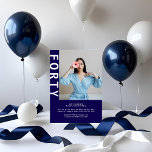 Modern foto 40:e födelsedagsinbjudan - marin blå inbjudningar<br><div class="desc">Fira i stil med den här eleganta och contemporary fotofödelsedagsinbjudan till din fantastiska 40:e perfekt! Med fetstilt lodrät FORTY-text och en djup marin bakgrund blandar inbjudan elegans och personlig fläkt - kompletterad med en anpassningsbar foto för att visa hedersgästen. Perfekt för klassoiréer, taktoppmöten eller modernt minimalistiskt party. 💡 den här...</div>