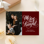 Modern foto av Merry och Bright Red Calligraphy Julkort<br><div class="desc">Modern foto-Helgdag med rött kalligrafi. Skicka semesterhälsningar i anpassade och personlig till vänner,  kolleger och familj i enkla,  chic,  elegant och moderna fotodesignkort,  naturliga minimalistiska stil-kort! Under kalligrafin visas anpassningsbar hälsning-meddelandet i modern typografi.</div>