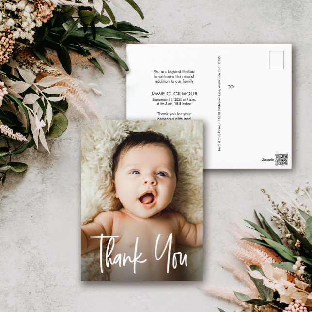 Modern Foto Baby Tack Födelseannons Vykort (Modern Handlettering script baby photo thank you birth announcement postcard design.)