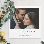 Modern foto Bröllop med enkel Elegant Tack Kort<br><div class="desc">Den här anpassningsbarna är bara en chic, ett bröllop tack för att du har en kortmall med elegant, minimalistisk och modern design. Kontrollera om det finns en rektangulär version av den här designen i olika färger! Framsidan innehåller ditt första namn under ditt favoritfoto och ett "KÄRLEK och THANKS"-meddelande som är...</div>