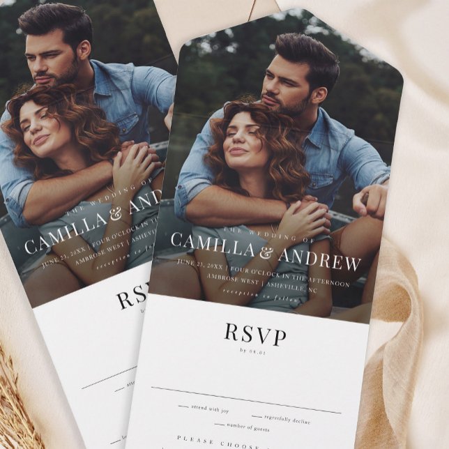 Modern Foto Elegant Stilfull RSVP Bröllop (Simple typography overlay all-in-one photo wedding invitation with tear off RSVP card.)