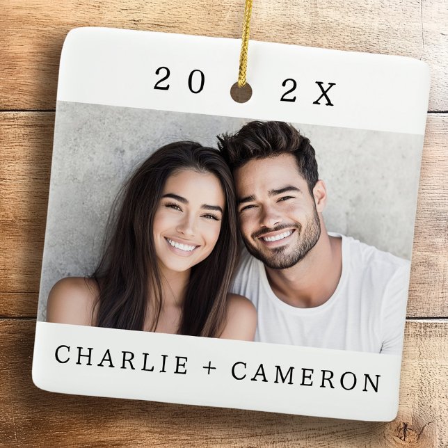 Modern foto för par i namn och år julgransprydnad keramik (Couple's names and year modern photo ceramic ornament)