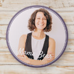 Modern foto med ramuppställning i mamma knapp<br><div class="desc">Den här enkla och klassiska designen består av serif-typografi och lägger till ett anpassningsbar-foto. "Mamma Bear" skrivet i skript med bakgrund av fotot på mamma,  mor,  morsa etc.</div>