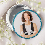 Modern foto med ramuppställning i mamma knapp<br><div class="desc">Den här enkla och klassiska designen består av serif-typografi och lägger till ett anpassningsbar-foto. "Mamma Bear" skrivet i skript med bakgrund av fotot på mamma,  mor,  morsa etc.</div>