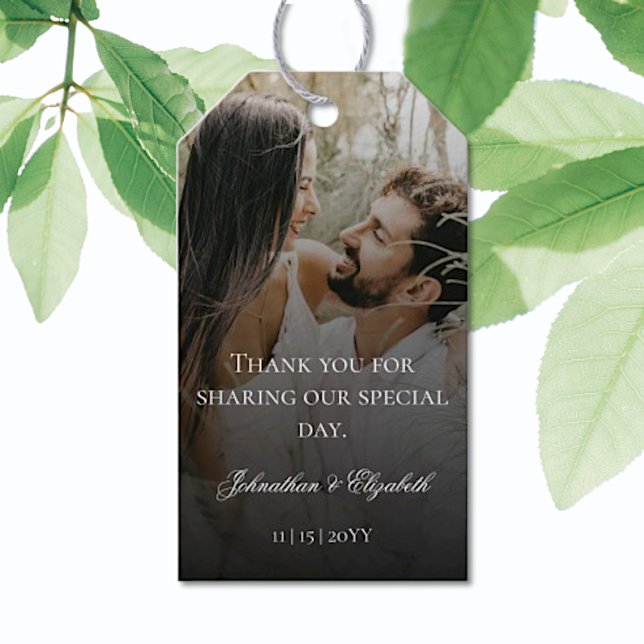 Modern foto med svart överläggsbröllopsförmån presentetikett (Modern Photo with Black Overlay Wedding Favor Tag)