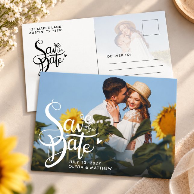 Modern Foto Script Bröllop Spara Datum Postkort Meddelande Vykort (save the date postcard script calligraphy engaged couple photo modern elegant engagement overlay)