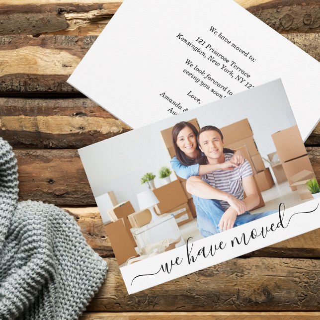 Modern foto som vi har Flyttat Nytt adress Meddelande (New address announcement card. Add your own photo on the front and on the back, your own text.)