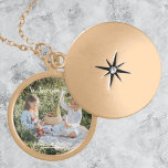 Modern foto Vi Kärlek dig Mamma Necklace Berlockhalsband<br><div class="desc">Uttryck kärlek för Mamma med ett modernt foto Vi Kärlek er Mamma Necklace. Med Necklace-designen kan du lägga till din egen bild,  en "We Kärlek You Mamma!" hälsning och personligens barns namn i elegant typografi. Ytterligare presentartiklar som finns tillgängliga med den här designen.</div>
