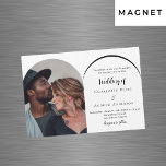 Modern fotoarkek lyxur bröllop magnetisk inbjudningskort<br><div class="desc">En fotoarks magnetisk bröllopsinbjudan på framsidan: Lägg till ditt eget lodrät storlekt foto. En vit chic,  svart text. Anpassa och lägg till namn och information.</div>