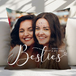 Modern fotoBesties-gåva i skript Kudde<br><div class="desc">Dekorativ kudde i Modern Script Photo Besties är ett hemtillbehör till chic och personliger som firar det okränkbara bandet mellan bästa vänner. Med elegantens moderna skripttext och anpassadets fotoutrymme kan du med den här kudden visa ett favoritminne med din bestie. Det är perfekt att lägga till en mysigt och meningsfull...</div>