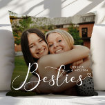 Modern fotoBesties-gåva i skript Kudde<br><div class="desc">Dekorativ kudde i Modern Script Photo Besties är ett hemtillbehör till chic och personliger som firar det okränkbara bandet mellan bästa vänner. Med elegantens moderna skripttext och anpassadets fotoutrymme kan du med den här kudden visa ett favoritminne med din bestie. Det är perfekt att lägga till en mysigt och meningsfull...</div>