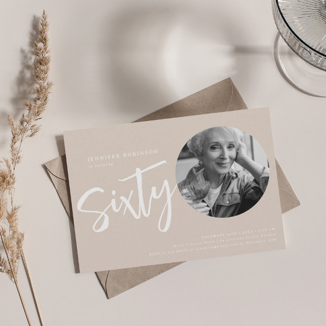 Modern fotochampagne med 60 Födelsedagsfester Inbjudningar (Modern Script Photo 60th Birthday Party Champagne Invitation)