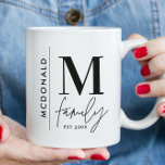 Modern fotofamilj med svart personlig i Monogram Kaffemugg<br><div class="desc">Modern familjefärgpresent med svartvit enfärgad elegant av svartvit snyggt. Perfekt för familjeåterförening,  semester,  födelsedag och jul-party.</div>