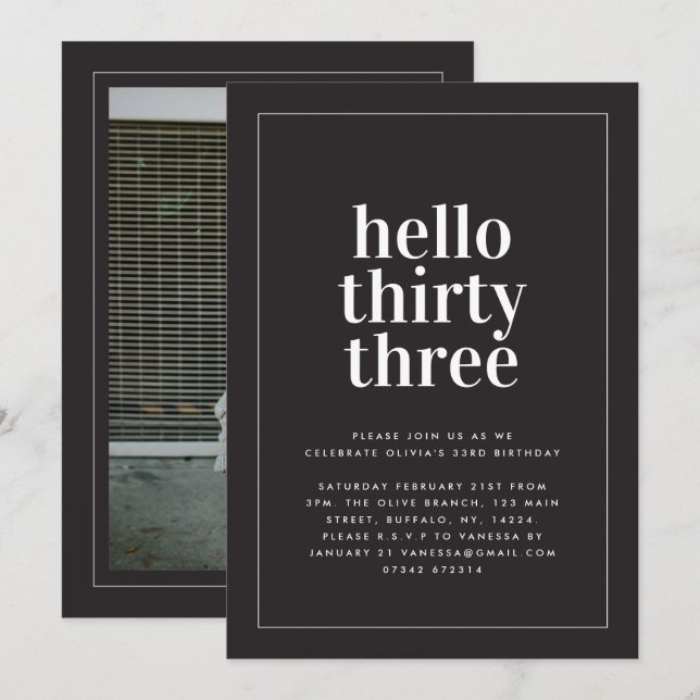 Modern fotofödelsedag för svart och vitt-typografi inbjudningar (Fram/baksida)