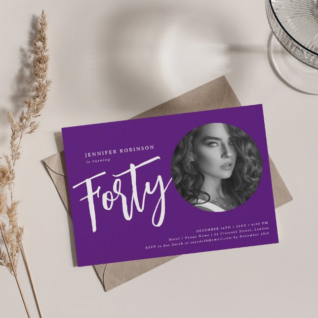 Modern fotofoto 40:e födelsedag Party Lila Inbjudningar (Modern Script Photo 40th Birthday Party Purple Invitation)