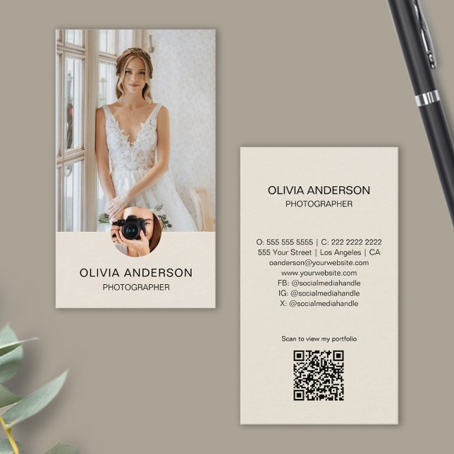 Modern Fotograf 2 Foton QR-kod Enkel Kräm Visitkort (Modern Photographer 2 Photos QR Code Simple Cream Business Card)