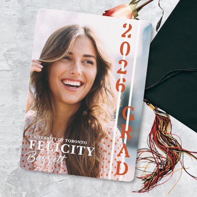 Modern Fotografi Examenstryck Klass 2026 Inbjudningar (Modern photo graduation announcement with vertical 2026 grad design and customizable details.)