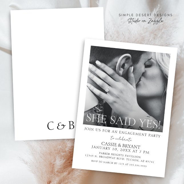 Modern fotoinbjudan för Förlovningsfest av skript Meddelande (Modern Minimalist Black and White She Said Yes Engagement Party Invitation with Photo)