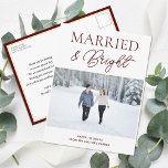 Modern fotojul med gift, rött skript helg vykort<br><div class="desc">Mjukt vykort för äkta och ljusröd skrift Modern Photo jul-Helgdag. Skicka semesterhälsningar i anpassade och personlig till vänner, kolleger och familj i enkla, chic, elegant och moderna fotodesignkort, naturliga minimalistiska vykort i stil! Under kalligrafin visas anpassningsbar hälsning-meddelandet i modern typografi. Alla texterna är i förväg ordnade så att du enkelt...</div>
