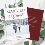 Modern fotojul med gift, rött skript julkort<br><div class="desc">Modern fotojulkort med gift och ljusröd skrift...  Helgdag. Skicka semesterhälsningar i anpassade och personlig till vänner,  kolleger och familj i enkla,  chic,  elegant och moderna fotodesignkort,  naturliga minimalistiska stil-kort! Under kalligrafin visas anpassningsbar hälsning-meddelandet i modern typografi.</div>