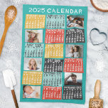 Modern fotokollage för 2025 års månadskalender kökshandduk<br><div class="desc">Personligen 2025 års månatlig kökshandduk har ett modernt geometriskt utseende med asymmetriska färg-block och papper utskärningstypografi av stil. Använda de enkla mallarna för att lägga till sex av dina favoritfoton (vågrät fungerar bäst, men alla former justeras automatiskt för att passa ramar). Denna sjudande kalender för ultramod hjälper dig att erövra...</div>