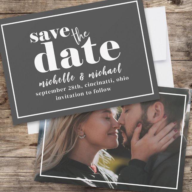 Modern fotomall Spara datumtypografi Spara Datumet (Bold typography wedding save the date card.)