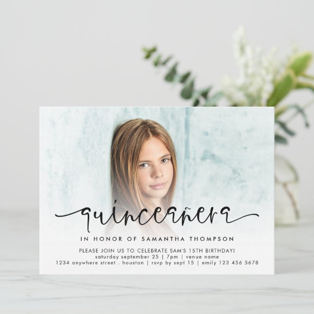 Modern fotoövertäckningsskript Quinceañera Inbjudningar (Stående Fram)