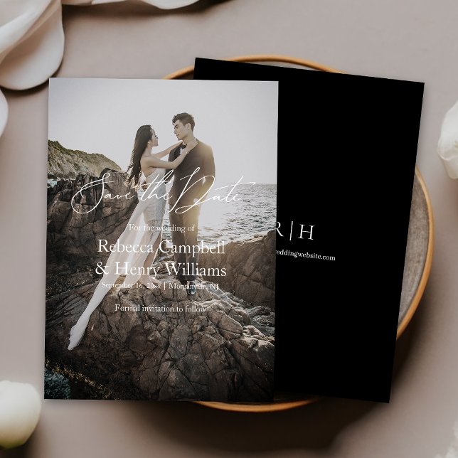 Modern fotoskript Bröllop Monogram Spara datum Inbjudningar (Capture elegance with our stylish Save the Date, setting the tone for your unforgettable day!)