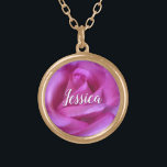 Modern fotoskript med eget namn för Rosa ros Flowe Guldpläterat Halsband<br><div class="desc">Ett närliggande foto av ett sjudande rosa ros gör att du vill "stoppa och lukta blommorna". Slappna av och andas in fotonas skönhet varje gång du bäror detta fantastiska, vackra fotografera personlig namn-häftklack. Detta halsband finns i små, medelstora och stora storlekar, såväl som i kvadratiska och cirkelformade former. Du kan...</div>