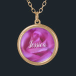 Modern fotoskript med eget namn för Rosa ros Flowe Guldpläterat Halsband<br><div class="desc">Ett närliggande foto av ett sjudande rosa ros gör att du vill "stoppa och lukta blommorna". Slappna av och andas in fotonas skönhet varje gång du bäror detta fantastiska, vackra fotografera personlig namn-häftklack. Detta halsband finns i små, medelstora och stora storlekar, såväl som i kvadratiska och cirkelformade former. Du kan...</div>