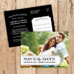 Modern fotospara datum på fliken Svartvitt Meddelande Vykort<br><div class="desc">Chic modern vintage fotovykort bröllop spara datum. Utformningen har förlovningens foto med en enkel övertäckning av ram på eleganten och plats för ditt datum och din brid och din rums namn på framsidan. Snyggt-blandning av traditionell och skripttypografi på baksidan och en trendig-vintage inspirerade ram runt adress. Lägg till ett meddelande...</div>