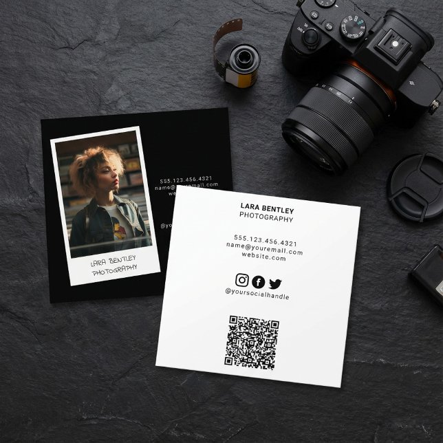 Modern fotostilist social-media med QR-kod Fyrkantigt Visitkort (Modern photo stylist social media with QR code Square Business Card.)