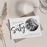Modern fotot 60:e födelsedagssvartvitt inbjudningar<br><div class="desc">Eleganten "60:e födelsedag" bjuder in till att skapa personlig,  ,  modern typografi och anpassningsbar.</div>