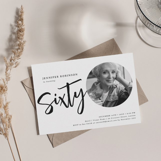 Modern fotot 60:e födelsedagssvartvitt inbjudningar (Modern Script Photo 60th Birthday Black & White Invitation)