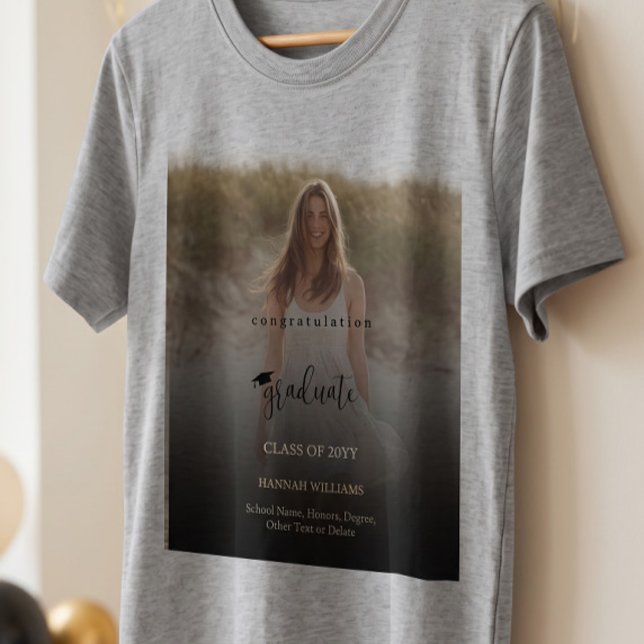 Modern fototräja med eget namn för examen och stud t shirt (Skapare uppladdad)