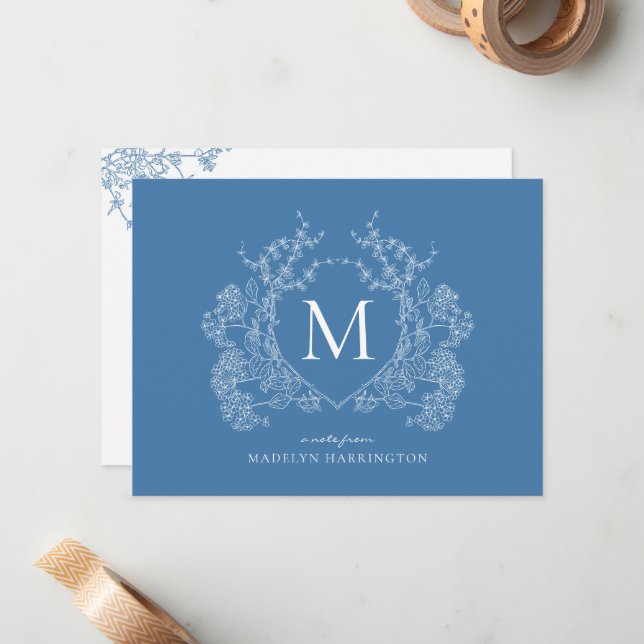 Modern Fransk Blue Blommigt Vapensköld Monogram Anteckningskort (Fram/Back In Situ)
