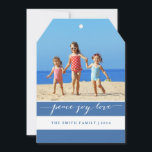 Modern fred, Joy, Kärlek Helgdag-fotokort | Blå Julkort<br><div class="desc">Skicka 2014 års semesterhälsningar till familj och vänner med det här mångsidiga, disketterade, djärva och moderna fotokortet för helgdag med ord "Peace, Joy, Kärlek" skrivet i ett vitt skript på fetstilt stripe mönster. Contemporaryns utformning genom ELKE CLARKE© FOR MONOGRAMGALLERY. Färgfull blå och vit strimlad bakgrund på baksidan av kortet. Annan...</div>