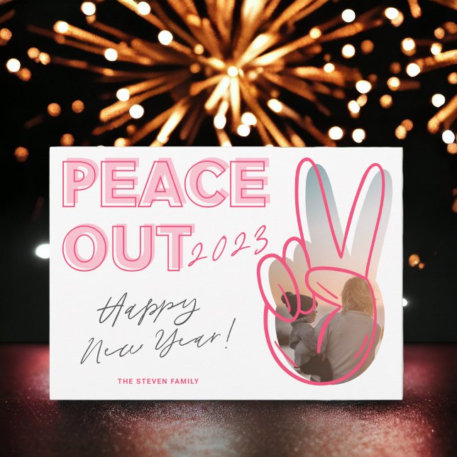 Modern fred ut 2023 Gott nytt år rosa Julkort (Modern peace out 2023 Happy New Year photo pink Holiday Card)