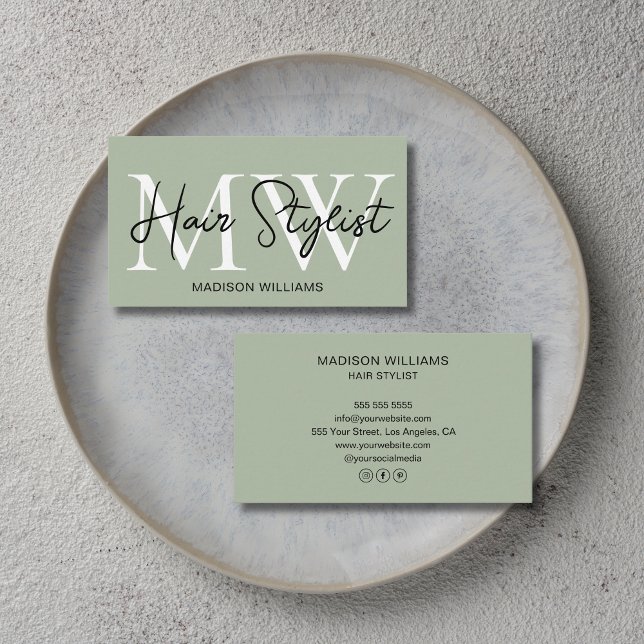 Modern frisör monogram mjuk grön  visitkort (Modern Hair Stylist Monogram Sage Green Business Card)