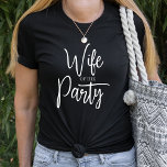 Modern fru Party Bachelorette Bride T Shirt<br><div class="desc">Cute Bachelorette Black T Shirt för Bride till bära under hennes bachelorette-fest. Enkel handskriven text där det står "Maka till Party". Perfektens skjorta för bruden att vara. Se matcha Party-skjortorna för brudens vänner.</div>