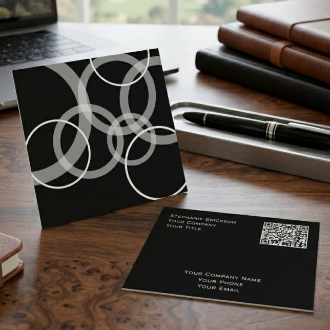 Modern fyrkantig visitkort med geometriska cirklar (A minimalist black square business card with geometric circles for any networking professional.)