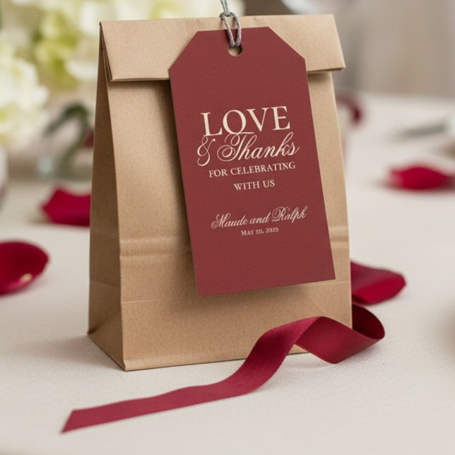 Modern Gamey Red Kärlek och tack Bröllop Presentetikett (Send guests home with gratitude and style using this Old Money Bold Red Wedding Favor Tag!)