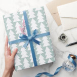 Modern geometrisk blå Julgran-grafik Presentpapper<br><div class="desc">Modern geometrisk baby blue och vit Julgran-fet minimal grafik</div>