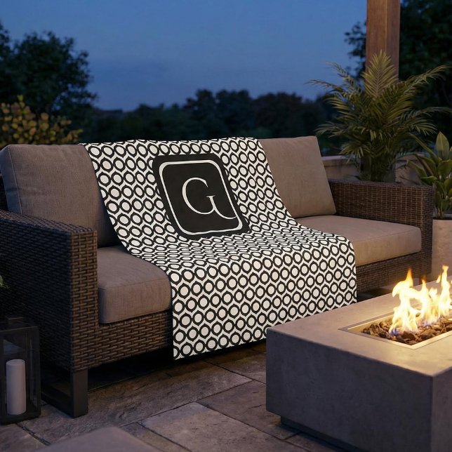 Modern geometrisk monogram svart vit fleecefilt (Skapare uppladdad)
