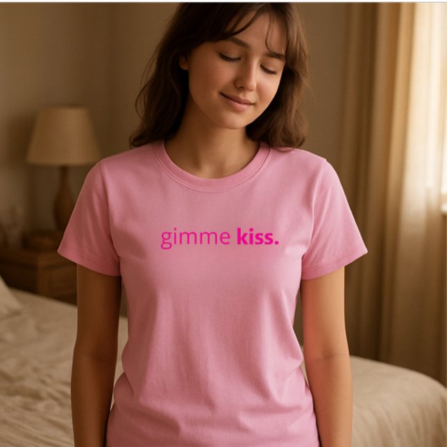 Modern Gimme Kiss | Typografi Rosa Text T Shirt (Gimme kiss is a cute t-shirt design. )