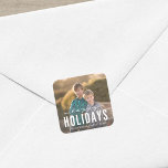 Modern Glad helg Photo Fyrkantigt Klistermärke<br><div class="desc">Modern Glad helg Photo Sticker med ord "Lycklig" i ett slappna av-skript ovanför en fet "Helgdagar" i vitt mot en delvis genomskinlig svart övertoning för kontrast. Det är perfekt för helgdagarna jul/nyår/vinter. Kolla in matchande helgdag här https://www.zazzle.com/collections/modern_stripes_holiday_collection-119921109350827051?rf=238364477188679314 Anpassa den genom att ersätta platshållartexten och ersätta exemplet/platshållarfotot med ett eget foto....</div>