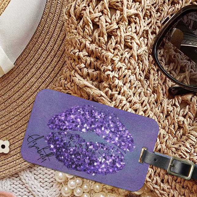 Modern Glam Purple Glittery Kiss Lipstick Imprint Bagagebricka (Skapare uppladdad)