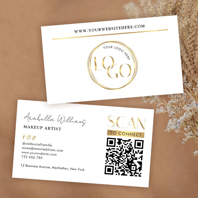 Modern Glamour Guld Logotyp Makeup Skönhetssalong  Visitkort (Modern white and gold business cards with scannable QR code and your custom logo)